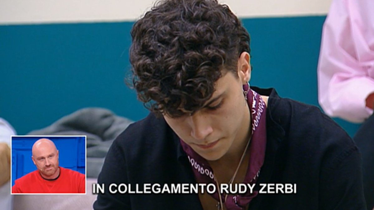 LaVale81's tweet photo. Volevo ringraziare Maria De Filippi per avermi fatto [anche se per poco purtroppo] "trovare"#SimoneRusso #Vile💘da quel giorno lui è tutto per me è la mia vita. Credo in lui e sono fiera di essere sua fan! Ma questo è solo l'inizio, perchè ne faremo di strada insieme. #amici21 https://t.co/vlvGEwVeaK
