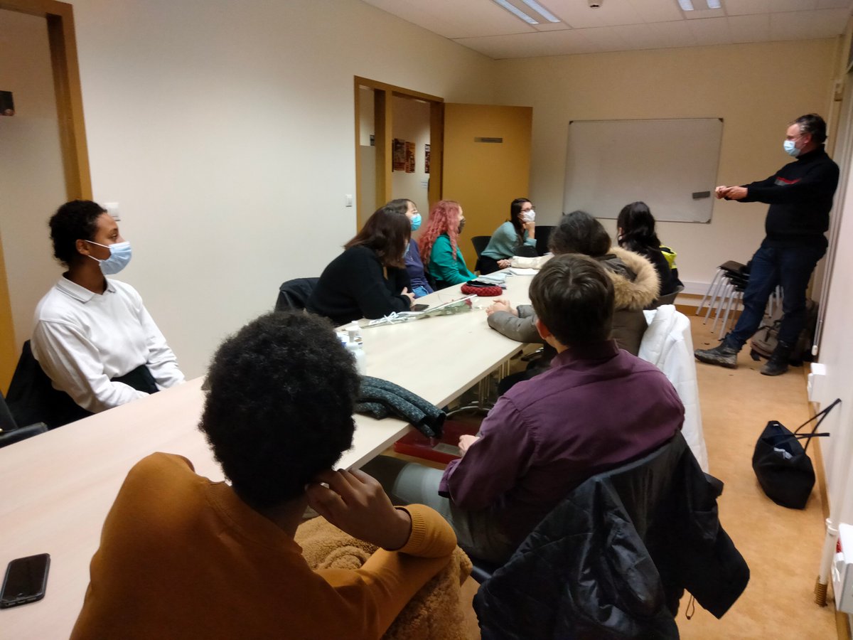 suac_urca's tweet photo. Concentrés, les étudiant.e.s de l'#urca se préparent à la mise en application des conseils prodigués par leurs intervenant.e.s des UETC photo artistique, photo numérique et scénario d'une Murder Party à l'#operaims.
SUACrément culture ! https://t.co/h4gXUtPkzb