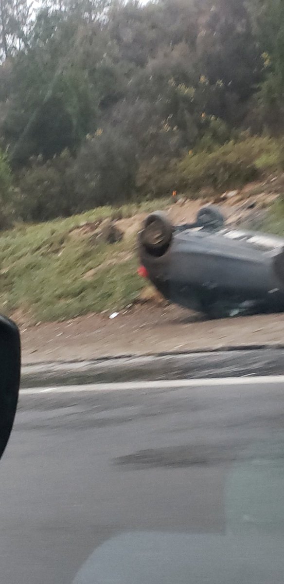 telodicelacony's tweet photo. @sitiodelsuceso auto volcado. 
Salida ruta las palmas dirección placilla https://t.co/rNBUMBHOCZ