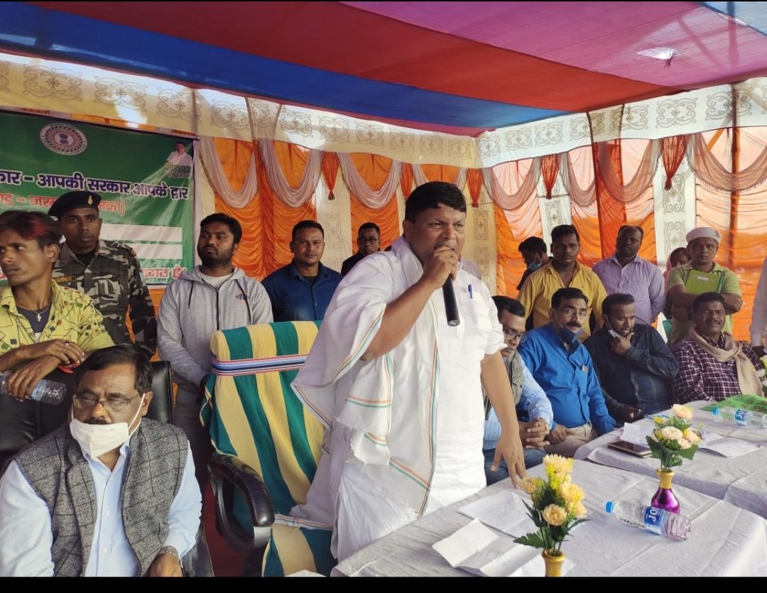 Badal_Patralekh's tweet photo. जरमुंडी प्रखंड के बरमसिया पंचायत में आयोजित आपके अधिकार, आपकी सरकार, आपके द्वार कार्यक्रम में।
@HemantSorenJMM @INCJharkhand 
@SinghRPN @RahulGandhi 
@kcvenugopalmp @INCIndia https://t.co/x7OZh3FIvq