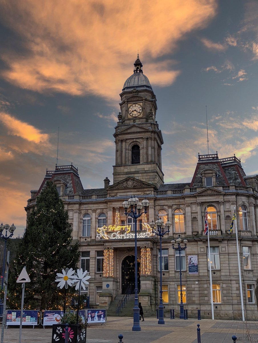 Great to see the Christmas Tree lit up in front of Dewsbury Town Hall this morning!

<a href="/KirkleesTownHls/">Kirklees Town Halls</a> <a href="/KirkleesCouncil/">Kirklees Council</a> 

#FestiveSeason #FestiveSeason #Festive