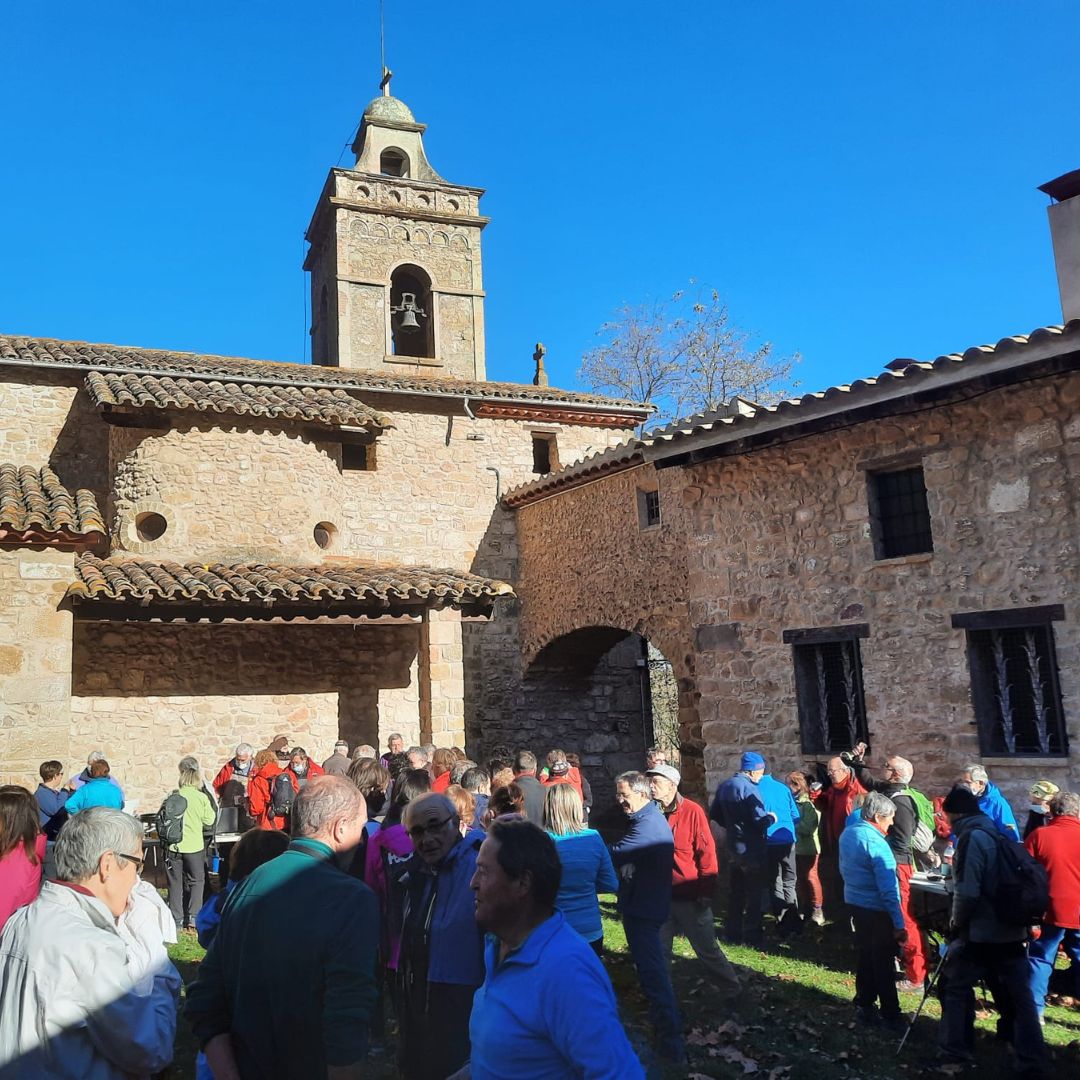 GECA_84's tweet photo. L'excursió de Sant Nicolau ha sigut un gran èxit.👍
Agraïm la participació dels 84 excursionistes que han vingut a caminar amb nosaltres i també a la col·laboració de l'Ajuntament, que ens han aportat l'esmorzar a #Puigpardines.
#valldenbas #GECA https://t.co/dlOgPw627J