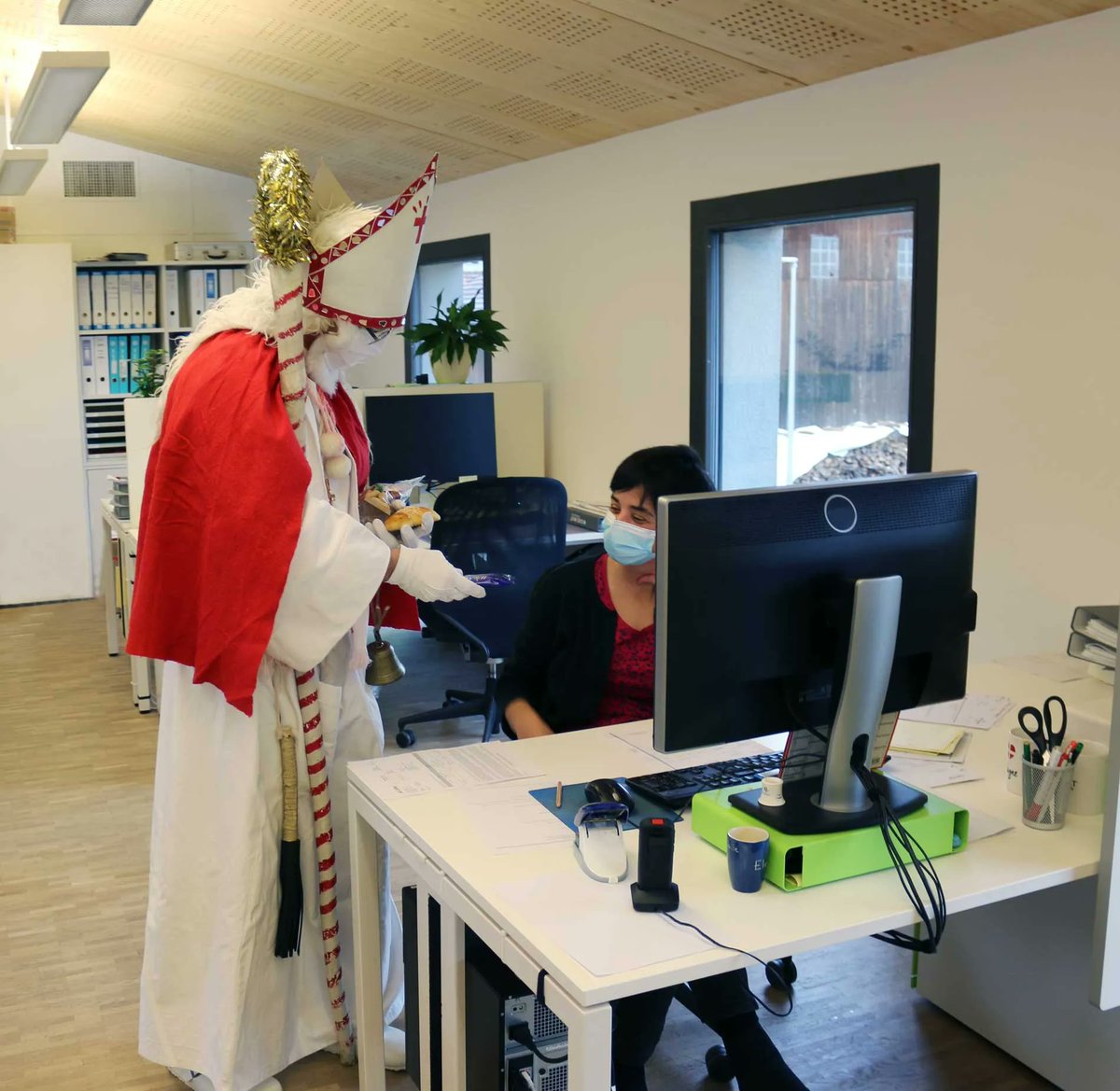 LouisBelet's tweet photo. Oh Oh Oh ! 

Saint-Nicolas a rendu visite aux employé(e)s  sages de Louis Bélet ! Et pour celles et ceux qui ont été un peu moins sages c’est le père fouettard qui est venu…

#louisbelet https://t.co/oEwv6tGQUd