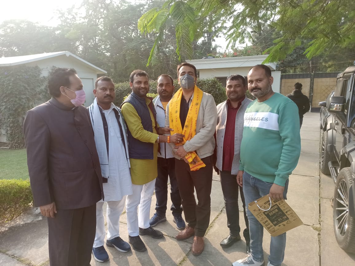 BastiRld's tweet photo. आज दिल्ली में रालोद के राष्ट्रीय अध्यक्ष माननीय चौधरी जयंत सिंह जी से उनके आवास पर #बस्ती जिले के कार्यकर्ताओं की मुलाकात हुई जिसमें युवा प्रदेश महासचिव अजय सिंह, राजन सिंह, रवि तिवारी, राकेश यादव और बबलू चौधरी उपस्थित रहे।
#रुधौली
@jayantrld @PurvanchalRld @RajSinghBastiUP https://t.co/Wvtis4c9c5