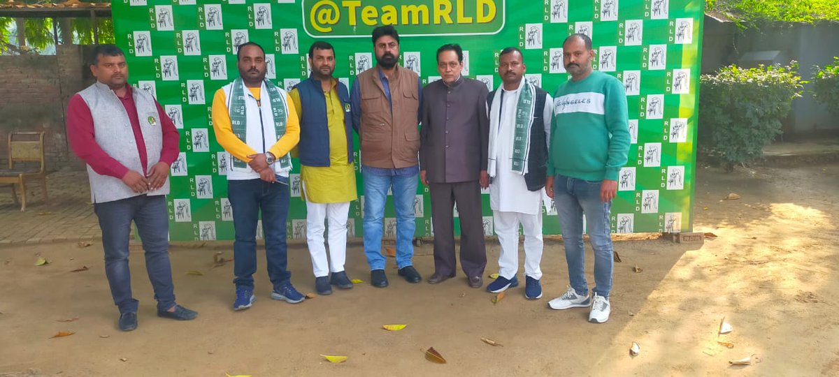 BastiRld's tweet photo. आज दिल्ली में रालोद के राष्ट्रीय अध्यक्ष माननीय चौधरी जयंत सिंह जी से उनके आवास पर #बस्ती जिले के कार्यकर्ताओं की मुलाकात हुई जिसमें युवा प्रदेश महासचिव अजय सिंह, राजन सिंह, रवि तिवारी, राकेश यादव और बबलू चौधरी उपस्थित रहे।
#रुधौली
@jayantrld @PurvanchalRld @RajSinghBastiUP https://t.co/Wvtis4c9c5