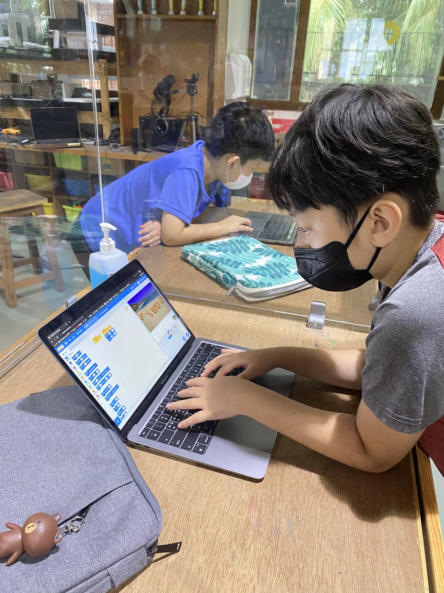 cassidycarvalho's tweet image. Hour Of Code Day 1: #AISCGrade4 and #AISCGrade5 Students learned how to code and practiced their coding skills using Scratch! #AISCDesign #AISCElementary
