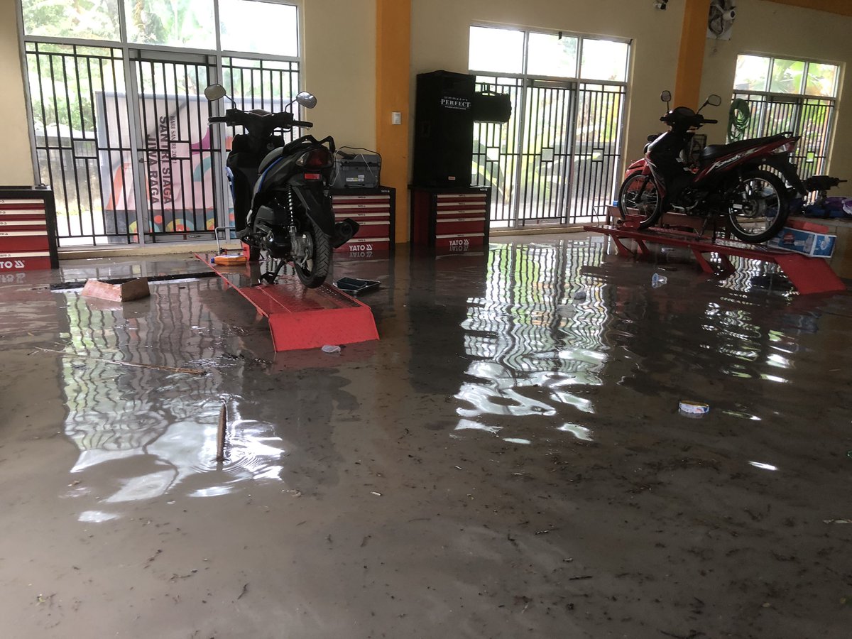 andihadisaputra's tweet photo. Banjir melanda Kab. Soppeng Sulawesi Selatan, BLK Komunitas PP Perguruan Islam Ganra terdampak. Peralatan pelatihan banyak yang terendam banjir @KemnakerRI https://t.co/glivHXlSOI