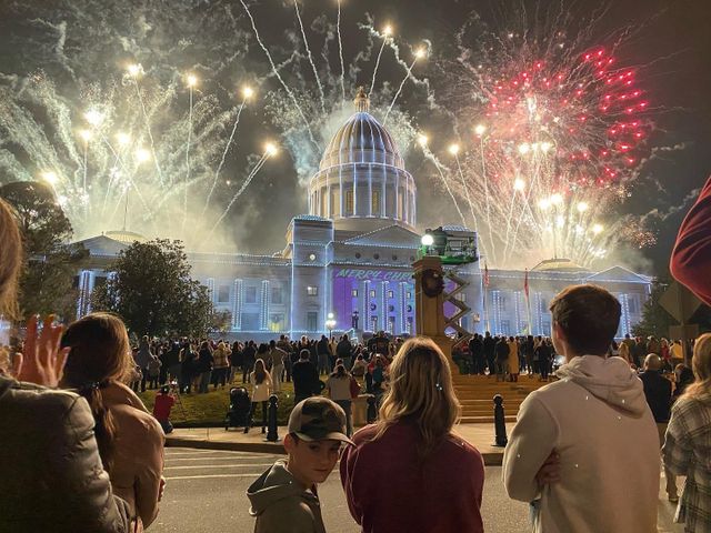 KATVNews's tweet photo. In case you missed the Christmas lighting at the State Capitol, here's a great shot of the show taken by Stephanie Goodman. Thank you Doug Goodman for sending it in. If you have any pictures or videos you would like to share, send them to https://t.co/PnwqvrxV4D! https://t.co/Uhg8MuX98z