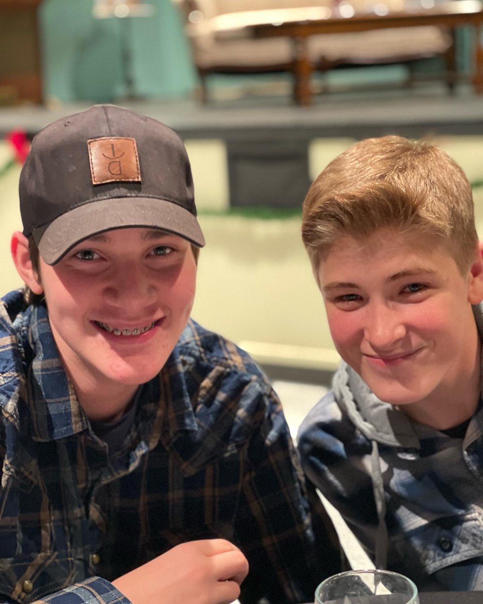 Crysde17's tweet image. Good times at the Elk Point Theatre Project Production with this crew!

#makingmemories #family #sisters #cousins #livetheatre #elkpointchristmasdinnertheatre