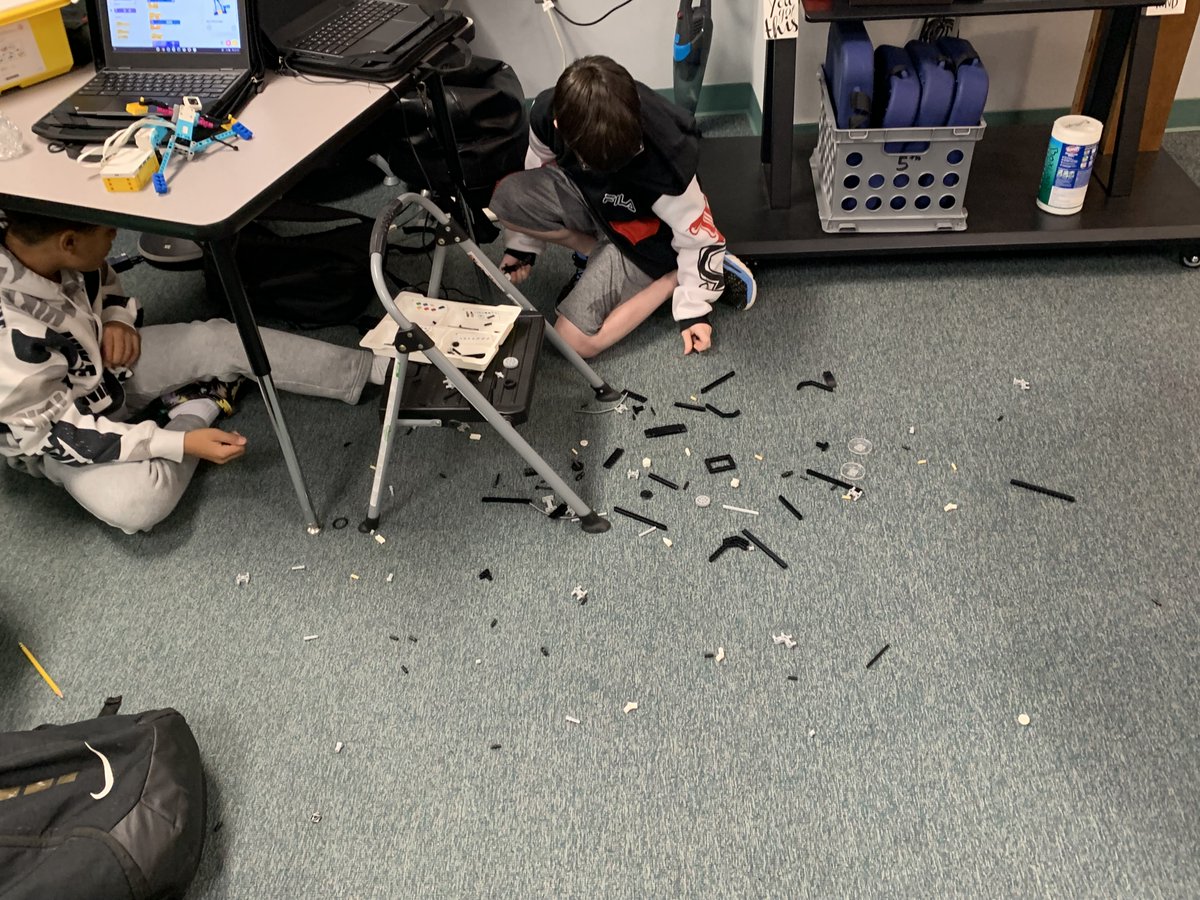 jsms_stem's tweet photo. The trouble a breakdancing Lego can cause! 
#SevierMeansSTEM 
#KCSCodes
@KCS_STREAM 
@KCS_Sevier https://t.co/V9z4C9cYNn