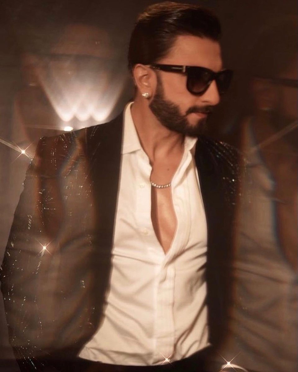 GG_Studio's tweet image. #GGMan @RanveerOfficial The Meteor Shower Velvet Tuxedo. 

Styled by - @PashamAlwani 
————————————————————————
#GauravGuptaMan #GauravGupta #Couture #GauravGuptaOfficial #GGMan #OccasionWear #RanveerSingh #Jacket #Menswear #MensFashion #Tuxedo #BlackTuxedo
#CockailTuxedo