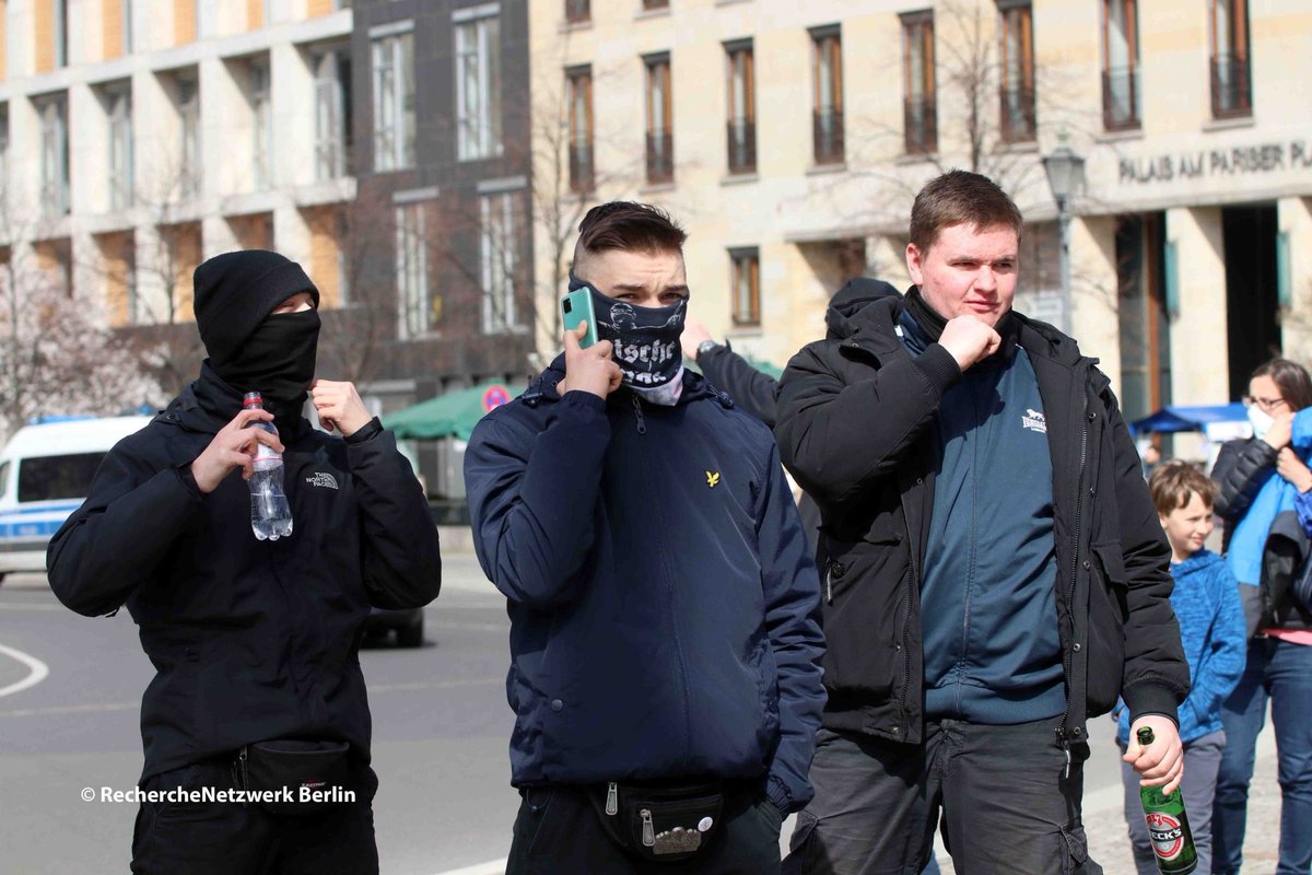 AAGS_161's tweet photo. Hallo zusammen, eine neue #Neonazigruppe treibt am rande von Berlin ihr Unwesen. Es handelt sich um die  #Divisionmärkischoderland ( DMOL) auf der Linie der S 5 zwischen #Neuenhagen und #Straußberg sind vermehrt #Nazi-Sticker aufgetaucht. Vorsicht ist geboten. https://t.co/PHYJajrUbD