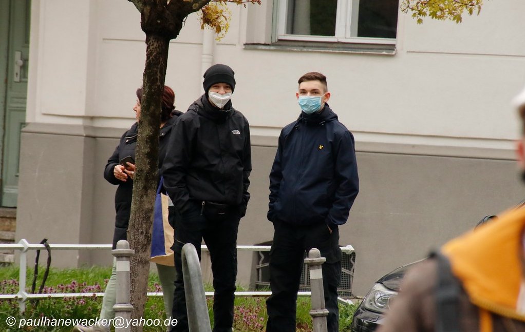 AAGS_161's tweet photo. Hallo zusammen, eine neue #Neonazigruppe treibt am rande von Berlin ihr Unwesen. Es handelt sich um die  #Divisionmärkischoderland ( DMOL) auf der Linie der S 5 zwischen #Neuenhagen und #Straußberg sind vermehrt #Nazi-Sticker aufgetaucht. Vorsicht ist geboten. https://t.co/PHYJajrUbD