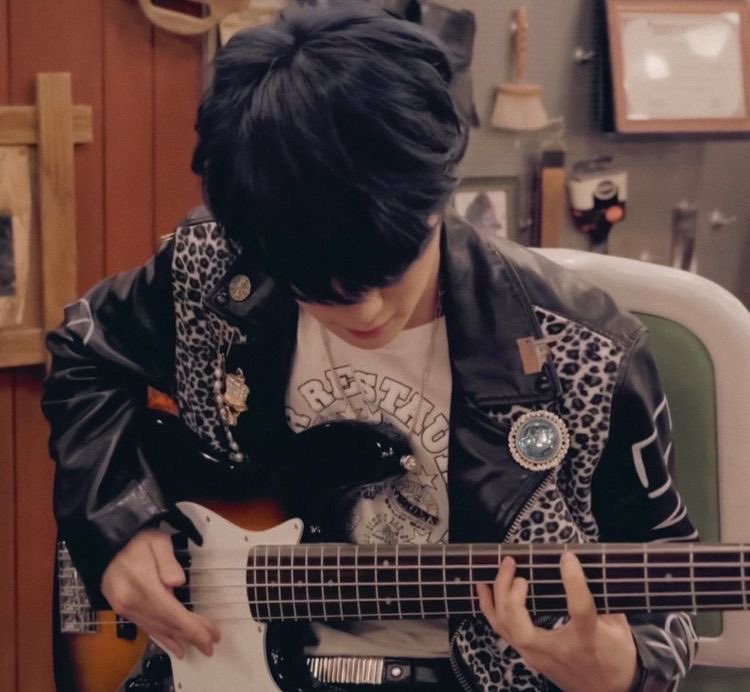 ผู้ชายเล่นดนตรีสเต็กเลยอะ