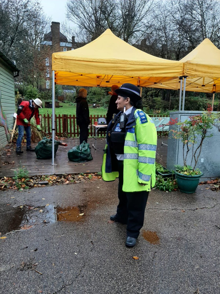 Hillrise officers went to Sunny-side gardens today to engage with the community. Stay safe 😊 <a href="/SunnysideN19/">Sunnyside Gardens UK</a>
