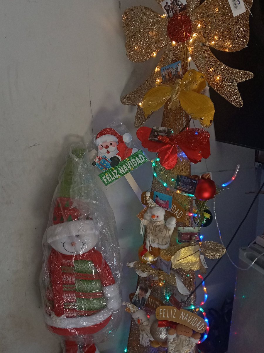 jkombucha97's tweet photo. "Christmas without you would just no be Christmas at all" 💜
- Snow flower by Taehyung 

LO INTENTE AYUDA

(Ignoren mi árbol medio rarito, mi mamá no quiso poner el grande este año😾)

Cr: @iLOVb7s <33

[ #ArmyChristmasDay #ARCHD #BTS @BTS_twt ] https://t.co/1BMij8sQJe