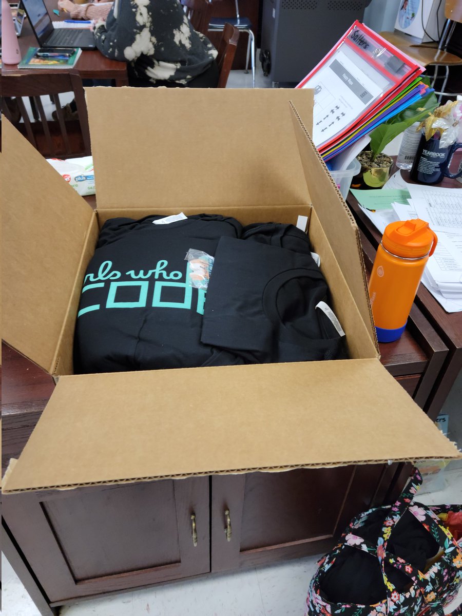 ChrisSalt9's tweet image. Started off #CSEdWeek on the best foot with a delivery from @GirlsWhoCode #excited #ComputerScienceEducationWeek @ladybug548 @ValerieBrock24