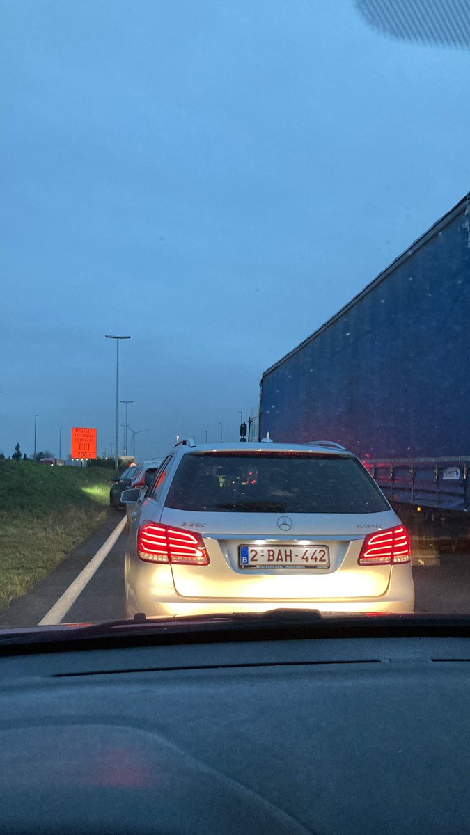Wat is er aan de hand op de J.Kennedylaan? <a href="/VerkeerGent/">Verkeersinformatie Gent</a> ik sta samen met heel veel anderen al meer dan 50 minuten stil! #haven #gent