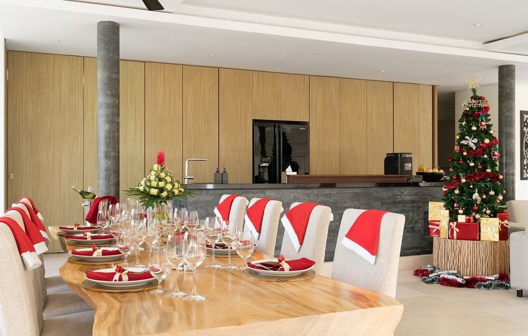 Raise your hands if you decorated this weekend. 😊 There will be some happy guests around this table at Christmas. Thinking about a tropical break this festive season? Message us for villa availability &amp; rates at reservations@samujana.com 
#thailand #luxuryvilla #luxuryresort