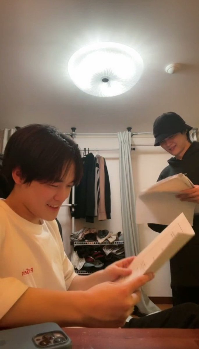 hariboooo__o's tweet photo. So chenle and kun read a paper, and when chenle realized something he looked at kun with shocked face, the silence was so loud after that. what  happened😭 https://t.co/ILcfjEXhQa