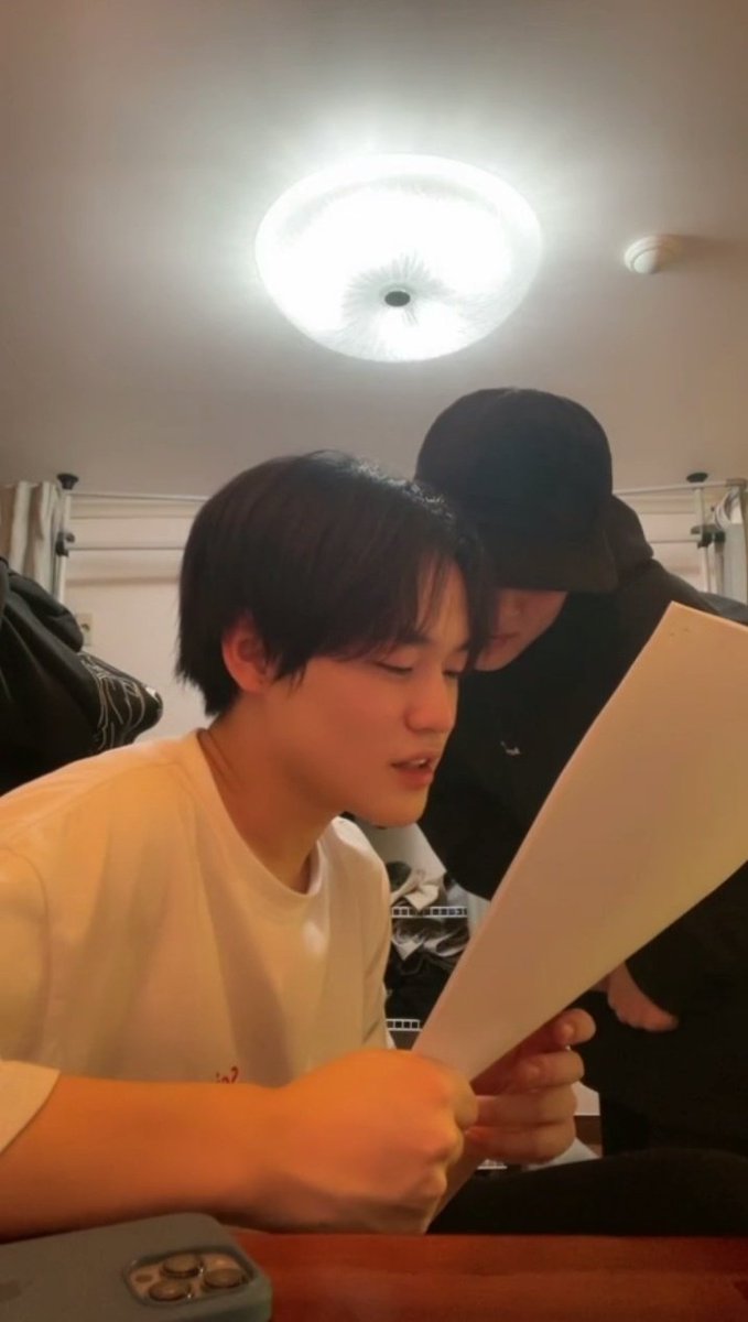 hariboooo__o's tweet photo. So chenle and kun read a paper, and when chenle realized something he looked at kun with shocked face, the silence was so loud after that. what  happened😭 https://t.co/ILcfjEXhQa