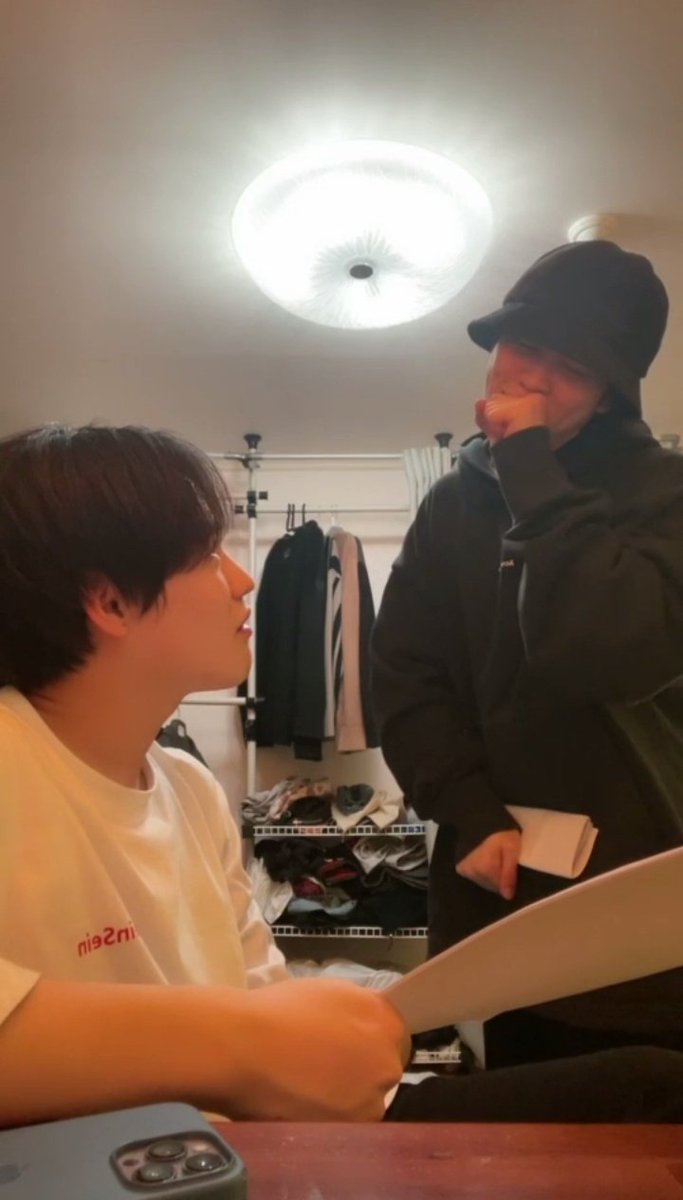 hariboooo__o's tweet photo. So chenle and kun read a paper, and when chenle realized something he looked at kun with shocked face, the silence was so loud after that. what  happened😭 https://t.co/ILcfjEXhQa