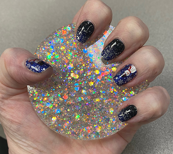 ral0731's tweet photo. My @colorstreet manicure for week of Dec 6: #SnowmansLand, w/ #MidnightShift overlaid w/ #OverTheMoon ... <I luv snowmen> ... #christmasmanicure #colorstreet #becolorstreet #colorsofchristmas #mondaymani https://t.co/0hyclpkK8h