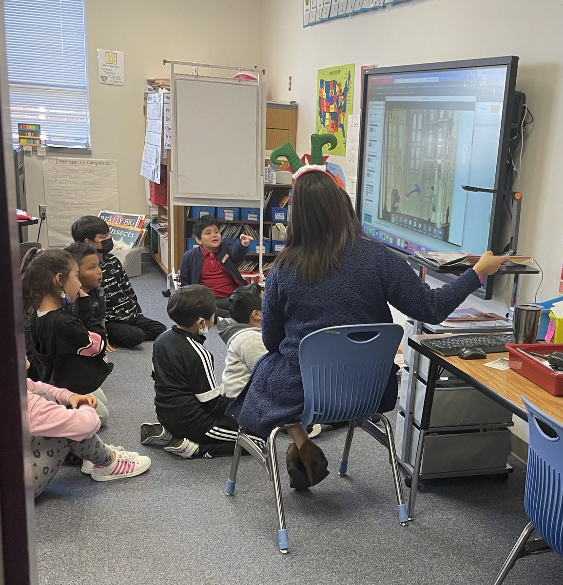 MaryAllenSLP's tweet photo. Our awesome principal, Mrs Echegaray caught teaching a great lesson to 2nd grade students! Good job Mrs E. #finchfalcons #MISD https://t.co/LnNqA9Tjzj