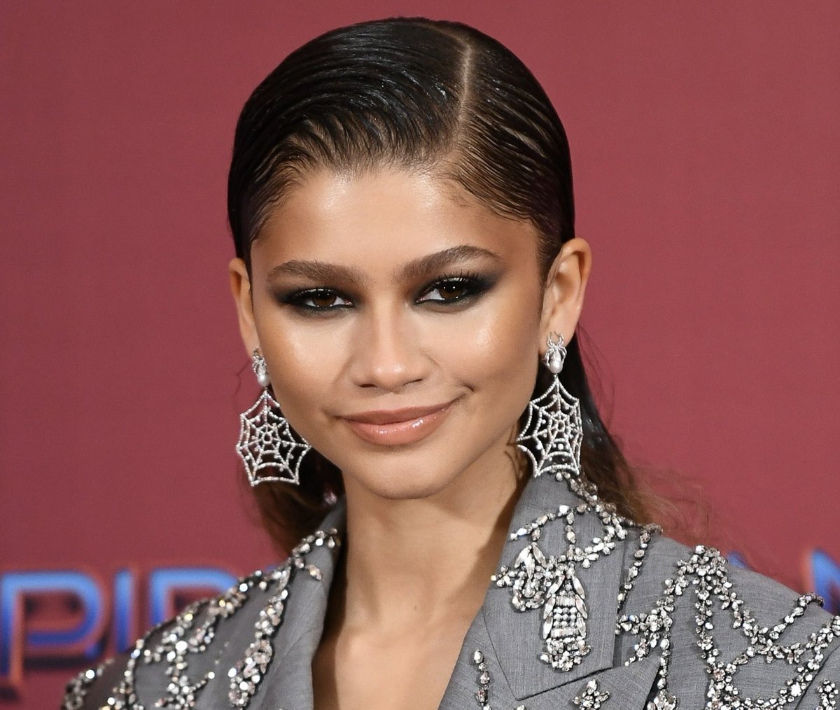 dayapeters's tweet photo. zendaya in alexander mcqueen ss22 details for the spider-man no way home london photocall https://t.co/hty8AItmJH
