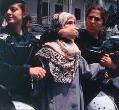 dindarlara yapılan zulümlerin eski videoları bugünlerde sosyal medyada dolaştırılıp duruyor ya, 

bunların bir daha tekerrür etmeyeceğini garantileyen hangi anayasal düzenlemeler yapıldı, bu malumatı da videoların altına eklerseniz bilgilenmiş olur, memnun kalırız.