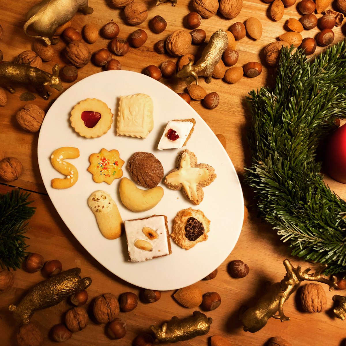 lebenundlassen's tweet photo. Und Ihr so? #schwäbisch #brötle Im Uhrzeigersinn: #Spitzbuben #Springerle #PariserSchnitten #Zimtsterne #Kokosmakronen #Lebkuchen #Aniszungen #ButterS #Ausstecherle #Bärentatzen #Vanillekipferl https://t.co/RqNOXXDoQL