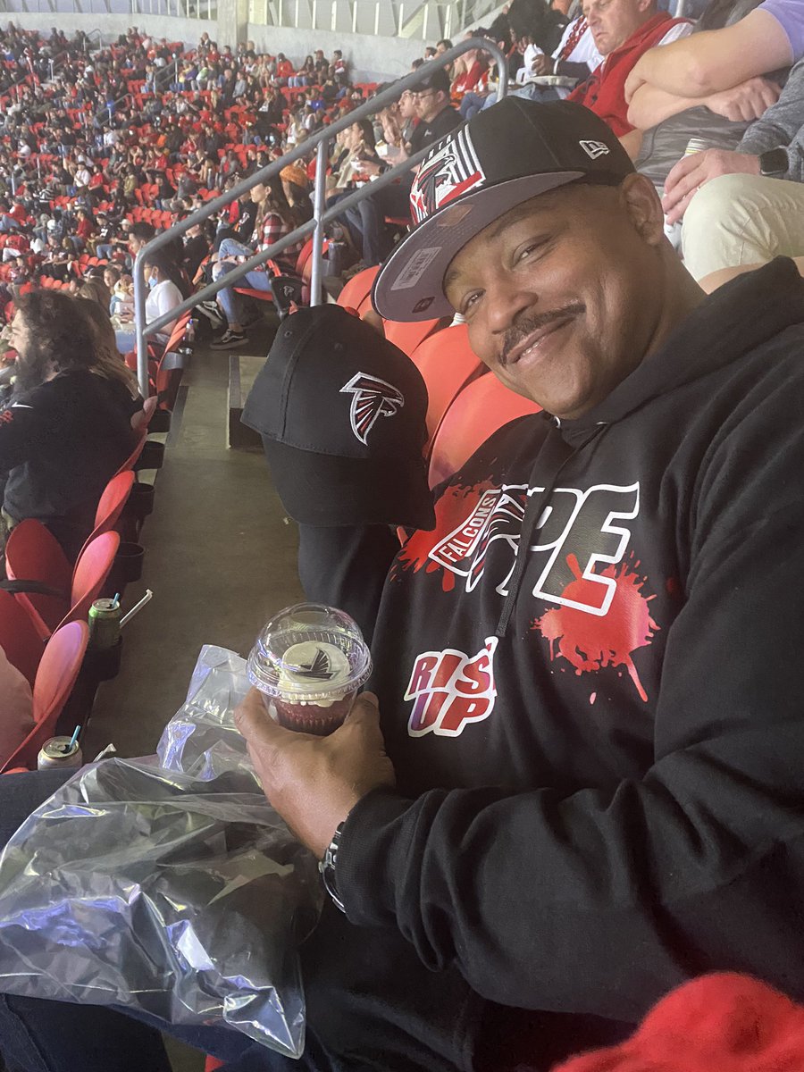 realmentalk4's tweet photo. #riseupbirthday #riseup Celebrating my hubby bday with his beloved FALCONS! https://t.co/wSBEUODcjb