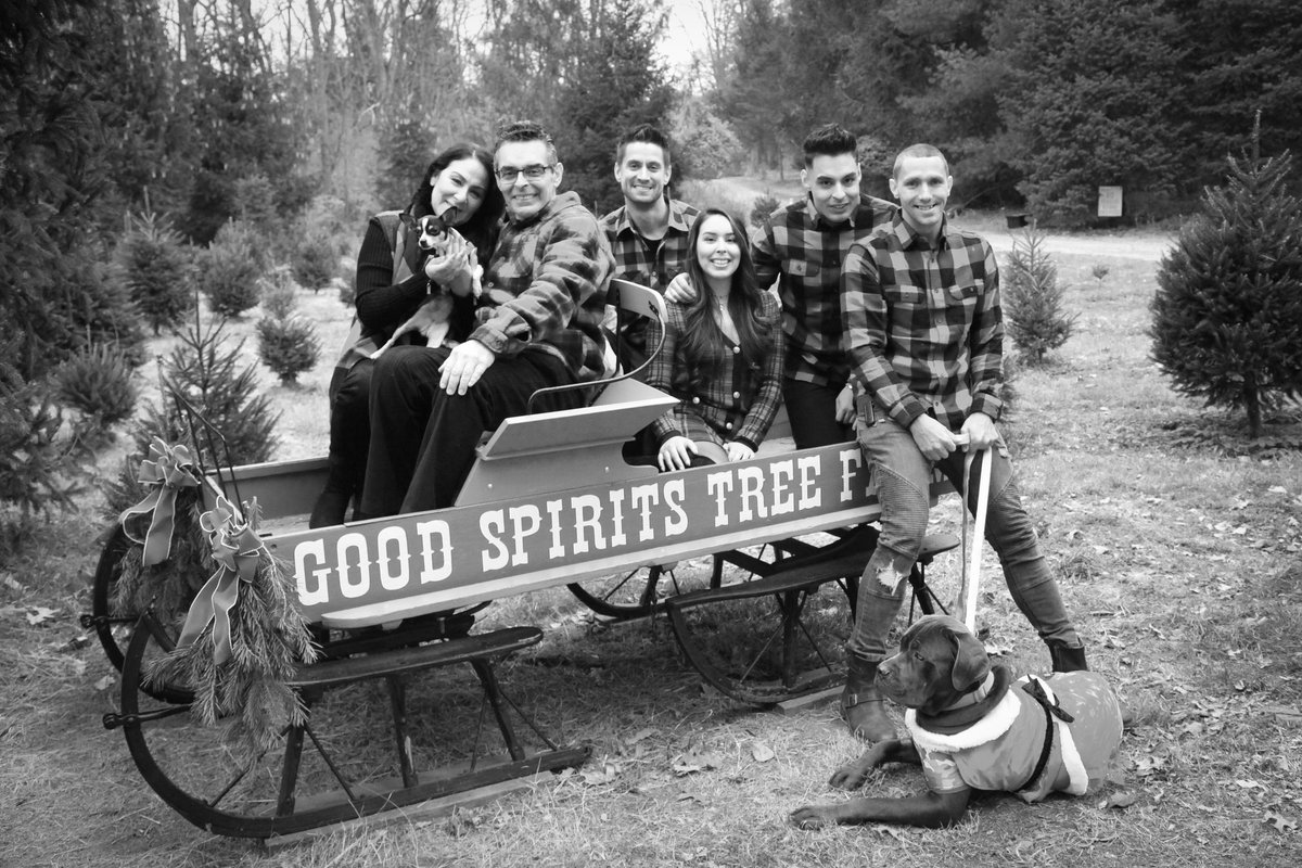 Vis_Symphonies's tweet photo. Beautiful family photos taken yesterday!
#marylandphotographer #christmasportraits #familyphotoshoot #familyphotography https://t.co/Ugolqv28D6