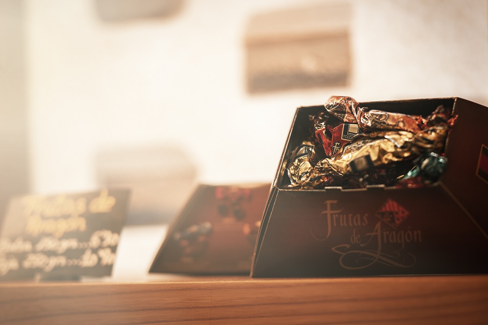 ZaragozaTurismo's tweet photo. ¿Un plan que incluya chocolate en #Zaragoza? ☕ ¡Hazte con un #chocopass! 

🤤 Un bono que incluye 5 degustaciones de deliciosas variedades chocolateras a elegir entre más de 20 establecimientos de la ciudad.

🍫 https://t.co/ayXL5uxgLh

#ZGZtequiereCautivar 🧡 https://t.co/fzTnHTgUX3