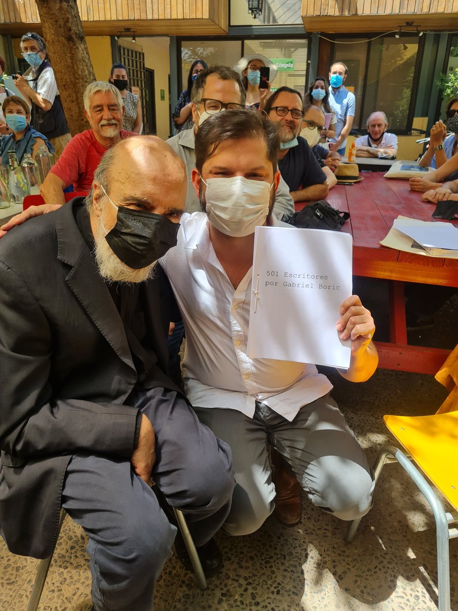 Raúl Zurita entrega a Gabriel Boric la lista de 501 escritoras y escritores que lo apoyan. Una lista que sigue creciendo. Hasta que la dignidad se haga cultura 🌳