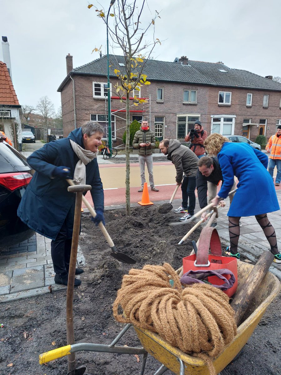 Samen met bewoners Jeroen, Angelique en Jasper een boom geplant op de vernieuwde Hessenweg Zuid. Chocoladeletters bezorgd bij omwonenden voor alle overlast. <a href="/GemDeBilt/">Gemeente De Bilt</a> #30km