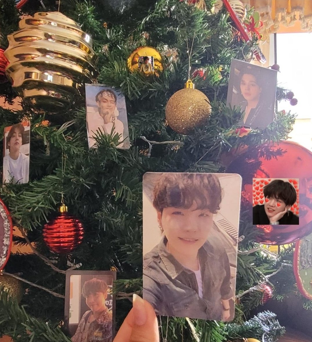 jk_fresita_'s tweet image. Hice lo que pude pero amé la dinámica 😊💜

Cr: @iLOVb7s &amp;lt;3

#ArmyChristmasDay #ARCHDAY