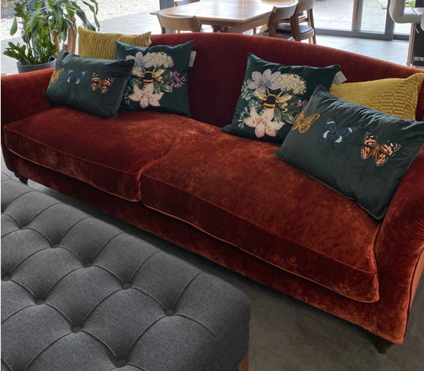 HomeoftheSofa's tweet photo. The @SpinkandEdgar Lamour Sofa looking fabulous in it's new home.

https://t.co/WtLNLX35D5

#stratforduponavon #warwickshire #newsofa #cotswolds https://t.co/UiGhs6QICl