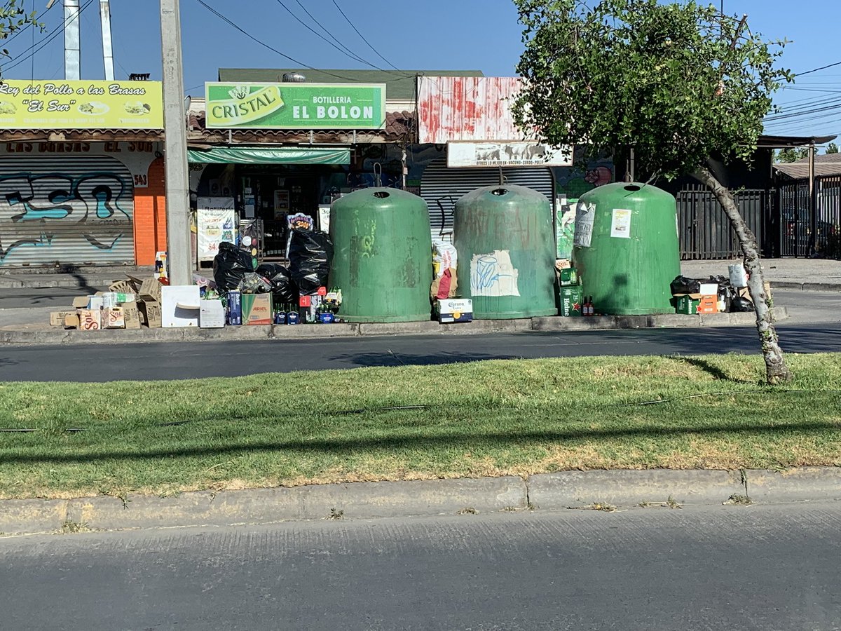 EducGonzalez's tweet photo. Qué pasa con el reciclaje en 4 poniente Alcalde??? @TomasVodanovic https://t.co/RDYN8EEXDn