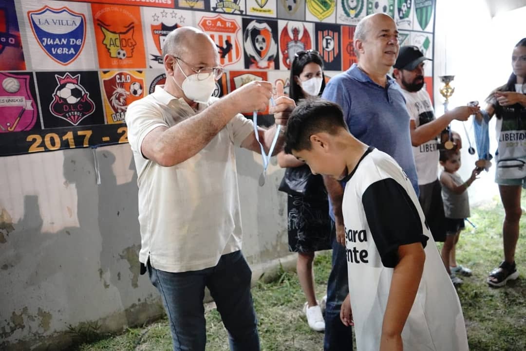 TaleroPodesta's tweet photo. Ganadores de la Copa Pasión Libertadores de barrios recibieron su medalla. Se trata del campeonato organizado por el vicegobernador @gacanteros como herramienta para que los jóvenes eviten el consumo de drogas. https://t.co/vLzxsfsyo5