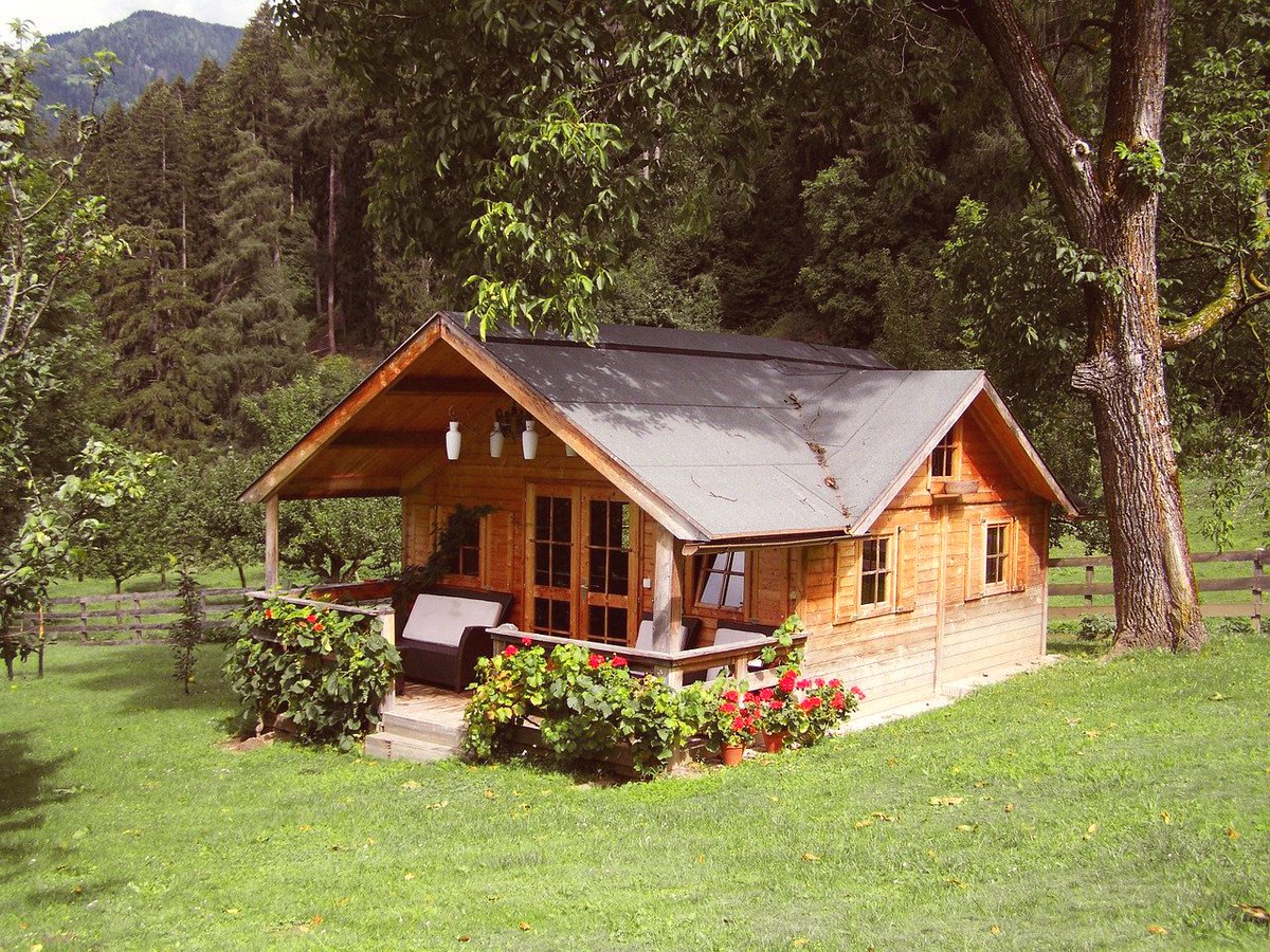 WheatonRachelle's tweet photo. What’s your tiny #HarryPotterHouse? 
#HarryPotter #tinyhouse #smallhouse #HP #Hufflepuff #Ravenclaw #Gryffindor #Slytherin  #logcabin #woodhouse #shepherdshut #glamping #tinylogcabin #ADU #minimalism #coolhome #homeinspiration #homebuilding #homeinspo https://t.co/OunK7J4Nzc