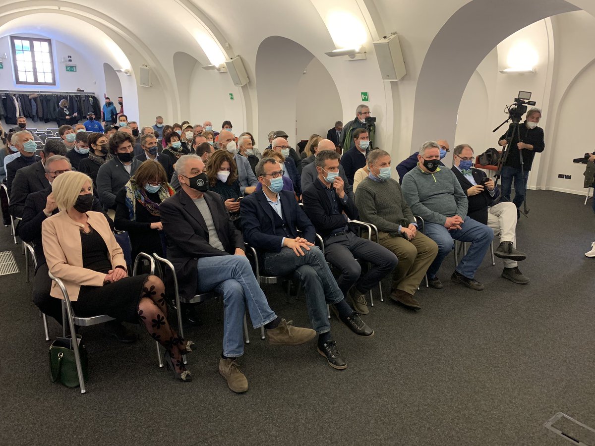camcomao's tweet photo. Al Forte di Bard la cerimonia di consegna del #modondor #sapinet, @camcomao @ConcorsoFontina #modondor https://t.co/QwYZzZ5AsX