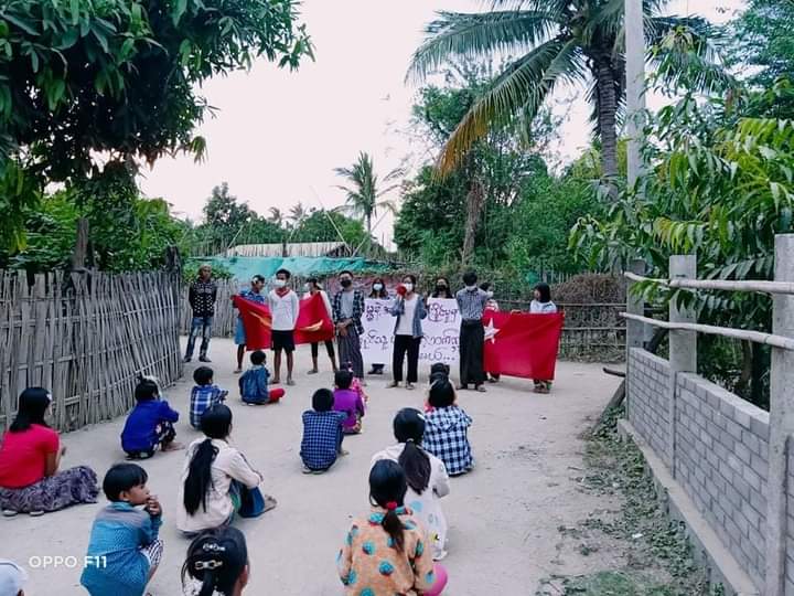 gladsontar's tweet photo. Anti-regime sunset strike was led by local people in Kyaysarkya village, Yinmarpin Township.

FREEDOM FROM FEAR
#TerroristsJunta #Dec6Coup
#WhatsHappeningInMyanmar https://t.co/g8umm2Fp0n