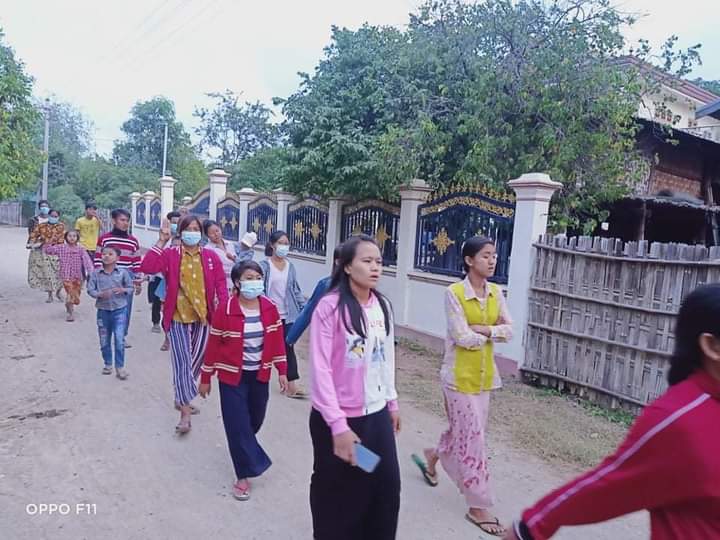 gladsontar's tweet photo. Anti-regime sunset strike was led by local people in Kyaysarkya village, Yinmarpin Township.

FREEDOM FROM FEAR
#TerroristsJunta #Dec6Coup
#WhatsHappeningInMyanmar https://t.co/g8umm2Fp0n