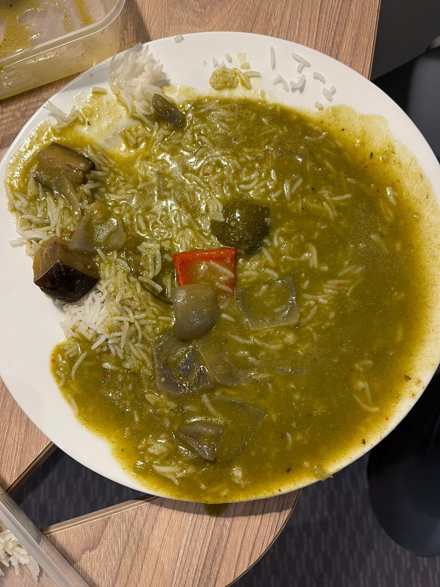 leap_services's tweet image. Current food conditions at the holiday inn express Heathrow quarantine hotel. No ventilation, no fridge, no work space. Think @TravelCTM_UK are making money- is this worth £2285???