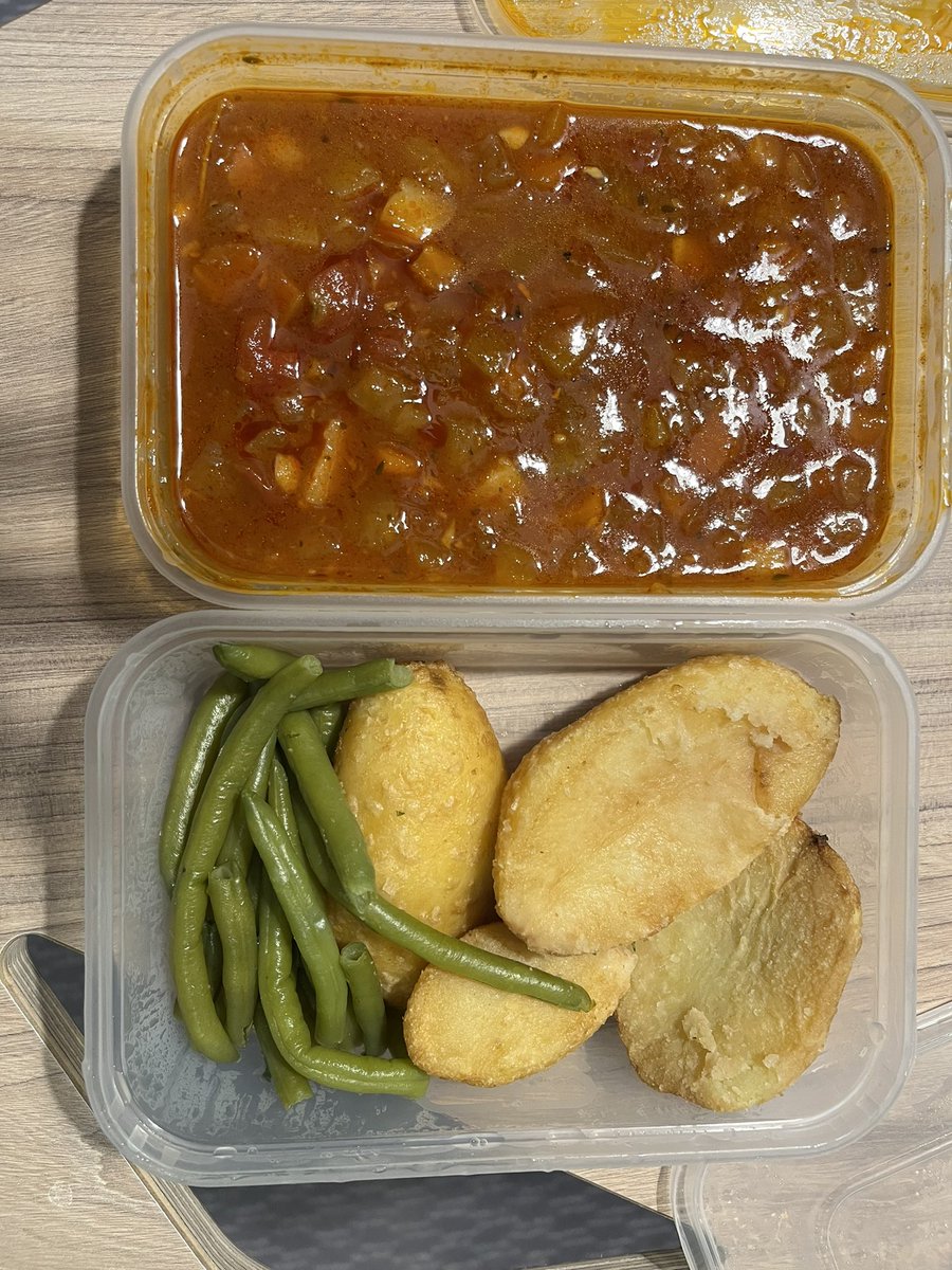 leap_services's tweet image. Current food conditions at the holiday inn express Heathrow quarantine hotel. No ventilation, no fridge, no work space. Think @TravelCTM_UK are making money- is this worth £2285???