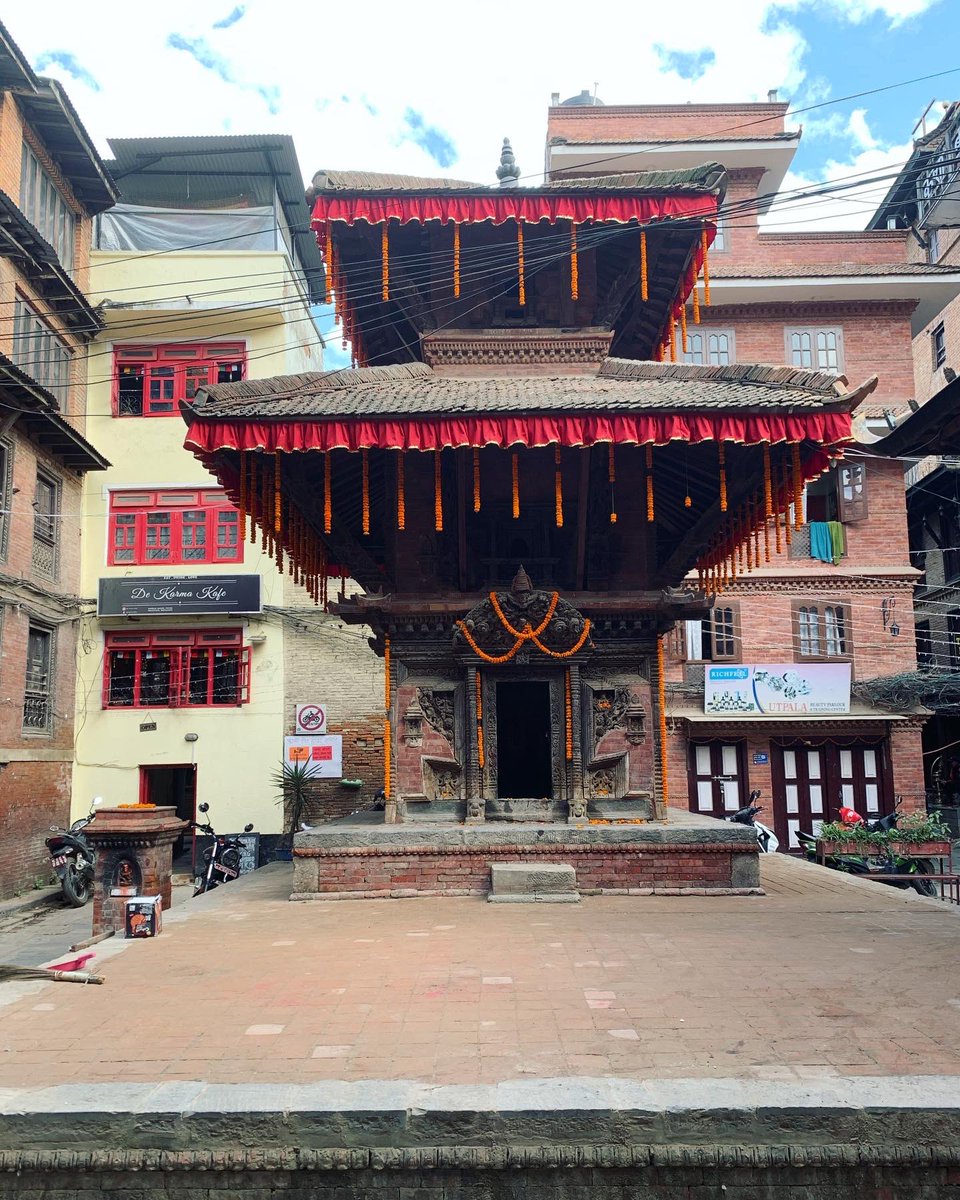 nepaltourismb's tweet photo. After 38 yrs in the US, the #LaxmiNarayan idol has finally returned. Believed to be 1200 years old by locals, the 70 kg rare, androgynous idol can now be seen at its temple in #Patko Tole. The idol, adorned with centuries-old jewelry & clothing, now stands in all its splendor. https://t.co/R5mp90QtOt