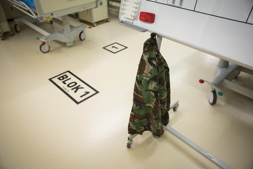 Net als eerder in Utrecht springt Defensie vanaf vandaag ook bij in ziekenhuizen in Limburg: 25 militairen in het @VieCuri MC in Venlo en 8 in het @Zuyderland MC in Heerlen. Het gaat om militaire artsen, verpleegkundigen en ondersteunend personeel. defensie.nl/actueel/nieuws…