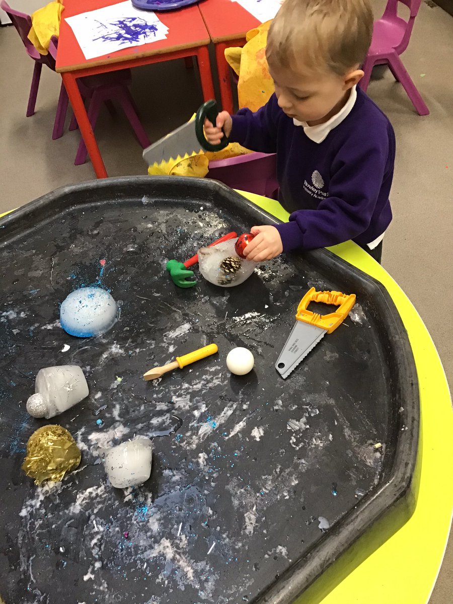 MissWhitehurst_'s tweet photo. We have been feeling very festive in Nursery this morning and used lots of skills to complete these Christmas activities! 🎄🎅🏻 @aspear_ @RowParkAcademy #eyfs #eyfschristmas https://t.co/cfJ0aHKqO8