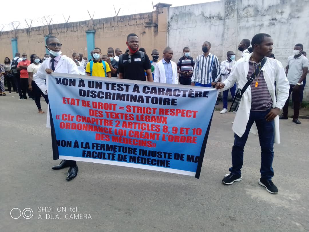 FellyMbla3's tweet photo. Nul ne peut exercer l’art de guérir sur toute l’étendue de la république Démocratique du Congo 🇨🇩 s’il n’est pas inscrit au TOM…Pour être inscrit il faut passer à un test ? Si oui ou non pourquoi ? Nos textes légaux disent quoi? Vos avis svp ! https://t.co/i8Am18GGSX